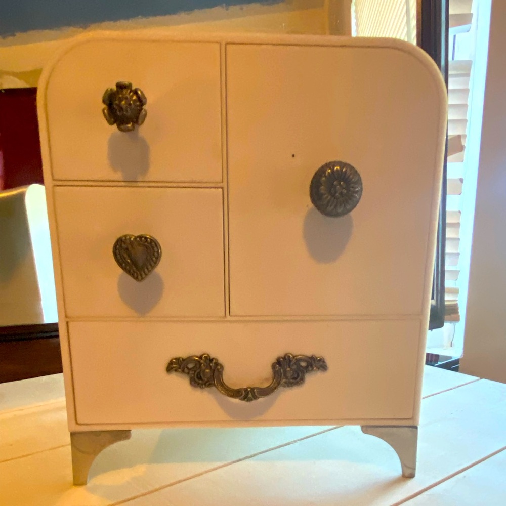 Elegant jewelry box